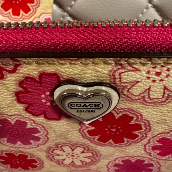 Floral Pink and Cream Wristlet Set - Picture 3 of 11